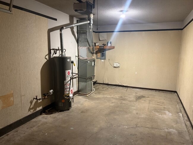 Building Photo - 5634 Robin Run