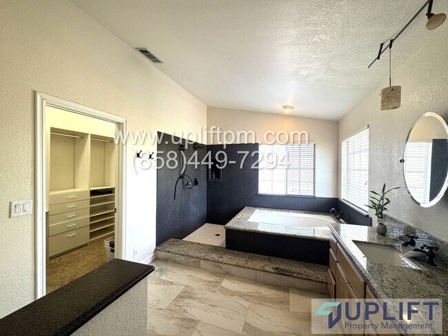 Building Photo - Gated Community Canyon Lake - Large 3 bedr...