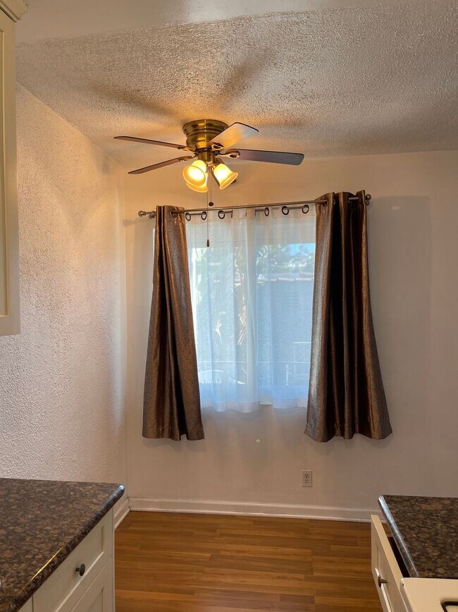 Building Photo - Large 1 Bedroom 1 Bath in Los Feliz!