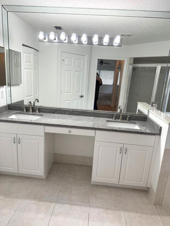 Building Photo - 106 Pepper Tree Cres