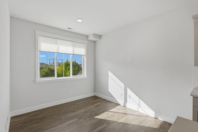 Building Photo - 3 Bedroom, 3.5 Bathroom Cooper Mountain Townhouse