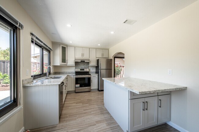 Building Photo - 3 bedroom, 2 bath home on a corner lot clo...