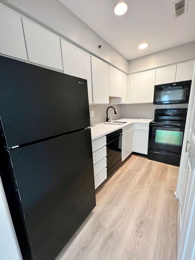 Building Photo - Stunning 1-Bedroom Apartment on the Main Line! Available Mid-October!
