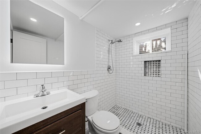 Building Photo - 68-21 Cloverdale Ln