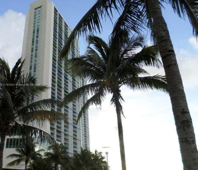 Building Photo - 325 S Biscayne Blvd