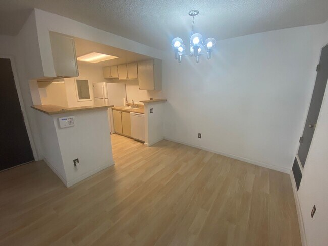 Building Photo - Beautiful 1 Bedroom Condo Across from Buck...