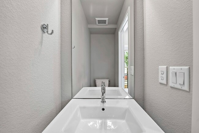 Building Photo - New 2 bed 2.5 bath Townhouse at Overlook Station