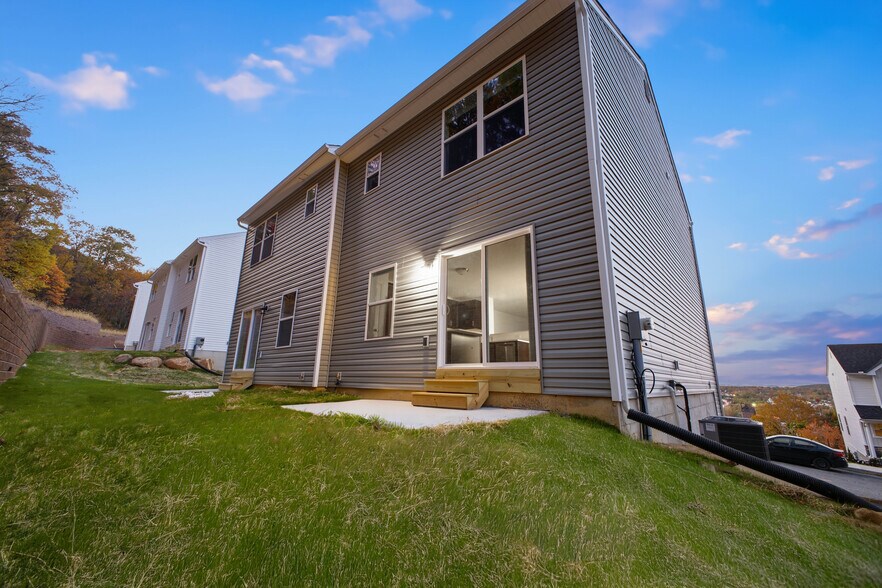 Building Photo - 1250 E 7th St