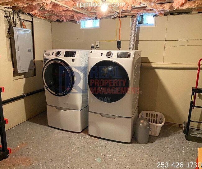 Building Photo - Stylish and Convenient 2BR/1BA Home with A...