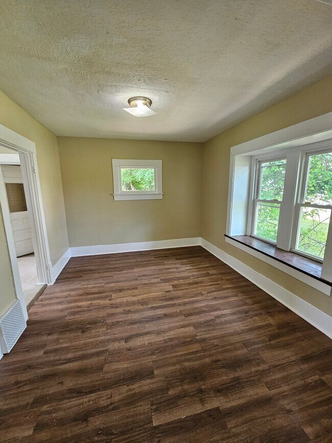 Building Photo - 3 Bedroom House For Rent on Fuller St