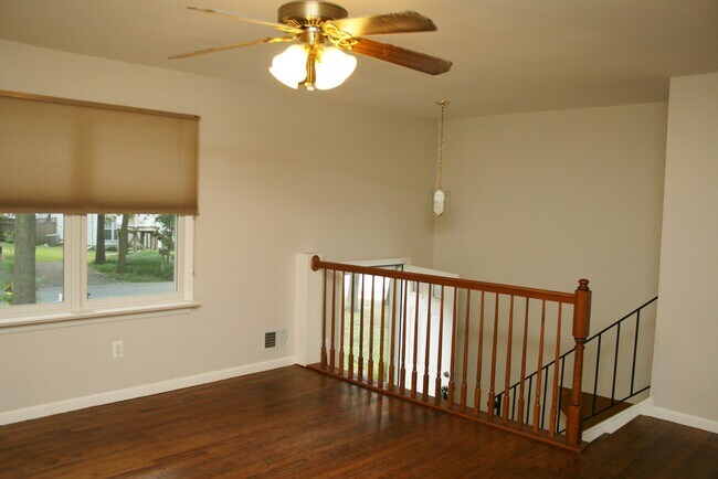 Building Photo - 576 Manor Rd