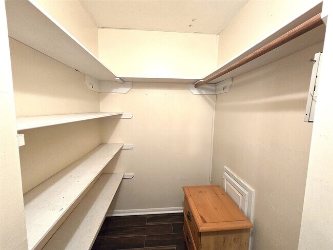 Building Photo - 560 Brandon Rd