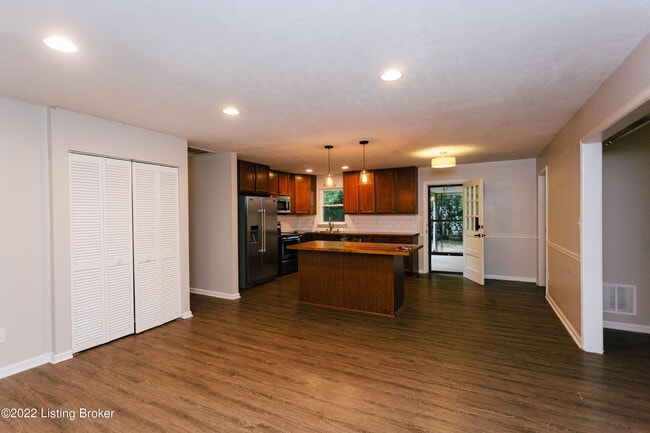 Building Photo - 2421 Woodmont Dr