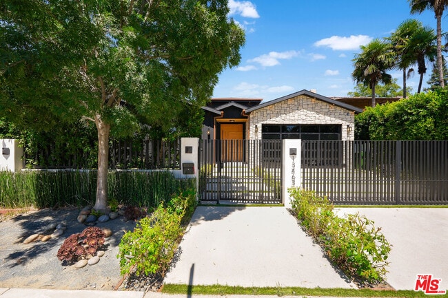 Building Photo - 13463 Chandler Blvd