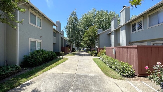 Building Photo - Concord Beautiful remodeled 3 bedroom 2 ba...