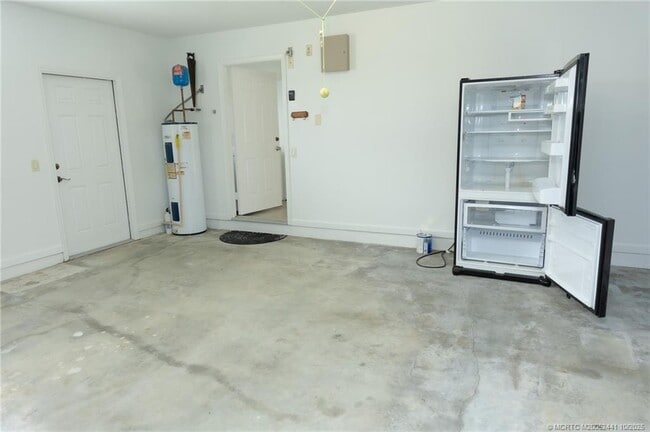 Building Photo - 8965 SW Chevy Cir