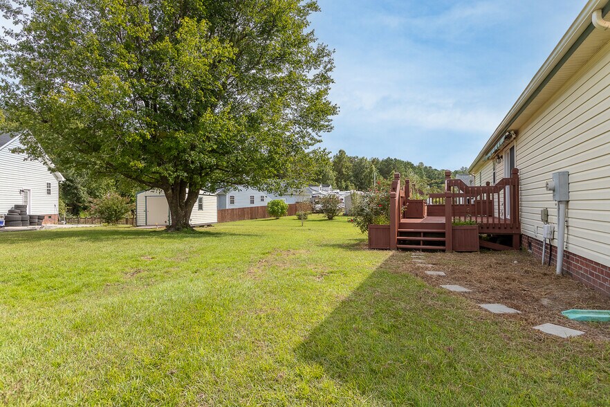 Backyard - 400 Kant Pl