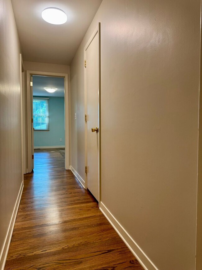 Building Photo - Rare lease opportunity in Leawood + Spacio...