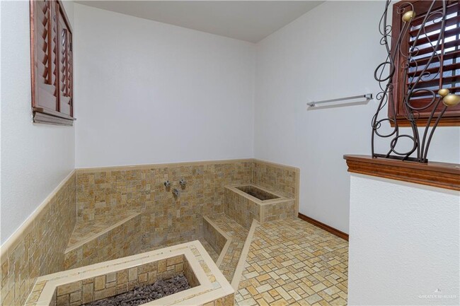 Building Photo - 19 Xanthisma Ave