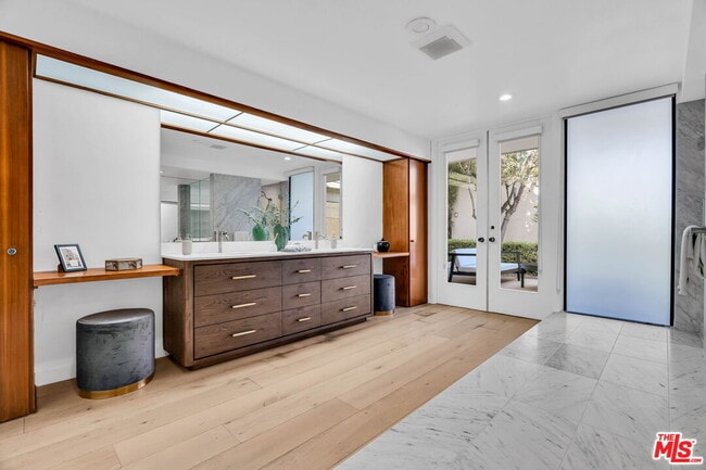 Building Photo - 802 N Crescent Dr