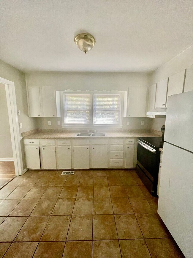 Building Photo - Must see This 4 Bedroom 2 Bath Tri Level Home. Located Close to Sugar Creek Rd and N. Tryon St