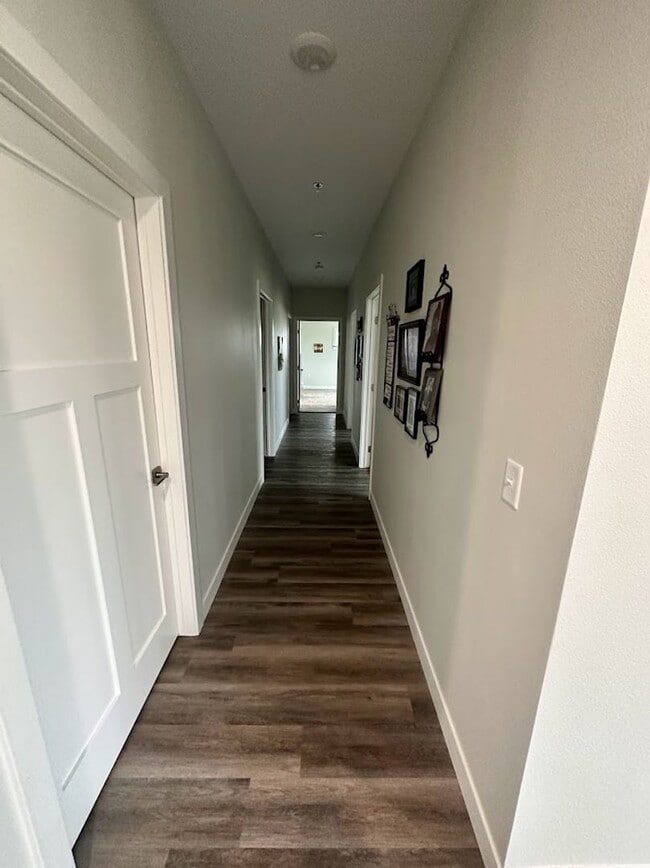 Building Photo - LAKE VIEW- 3 Bedroom Condo