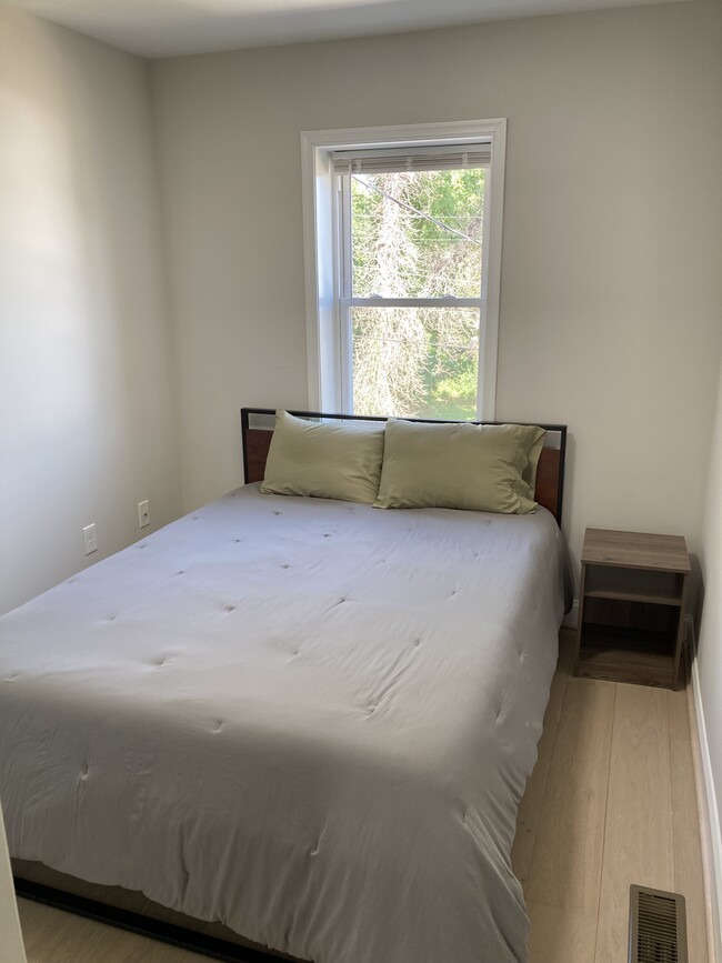 large guest bedroom (queen) - 2608 Loyola Northway