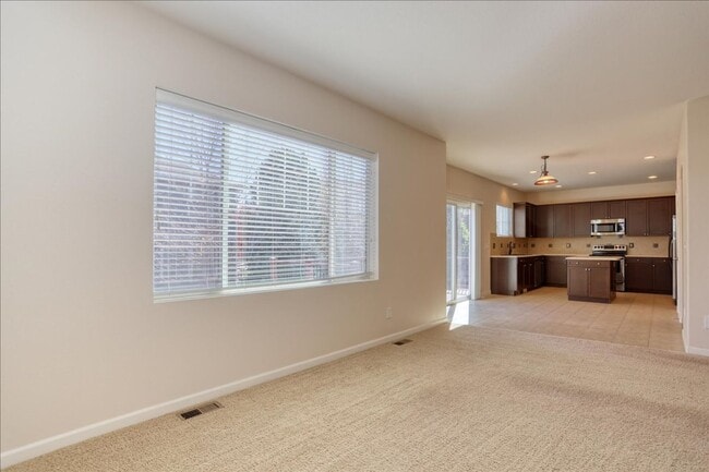 Building Photo - Awesome 3bed/3bath/2car garage on a quiet street in Aurora!