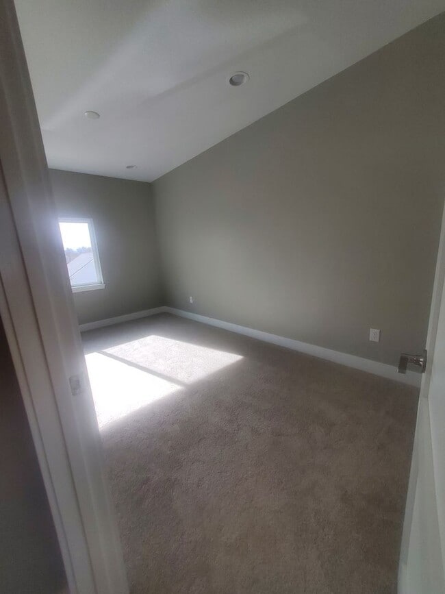 Building Photo - Beautiful and Updated 2BR Townhome With At...