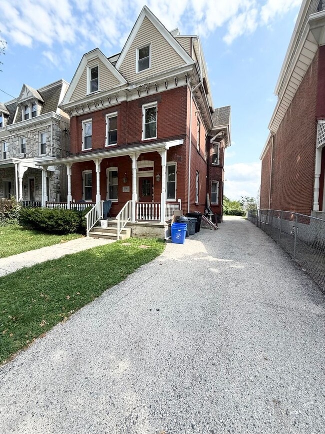 Building Photo - 204 Sumac St