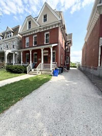 Building Photo - 204 Sumac St