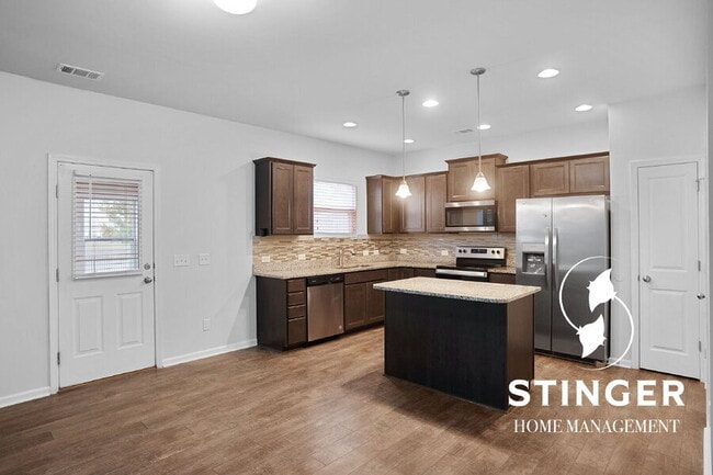 Building Photo - 108 Saluda Way