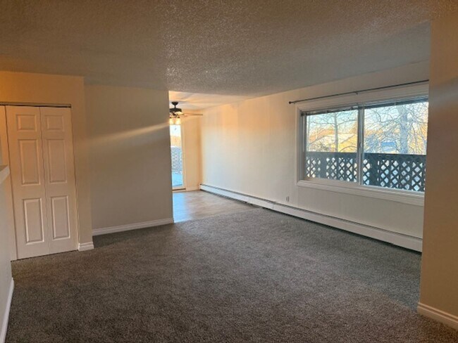 Building Photo - 3 Bedroom Apartment in Jewel Lake w/ Garage and Large Deck!