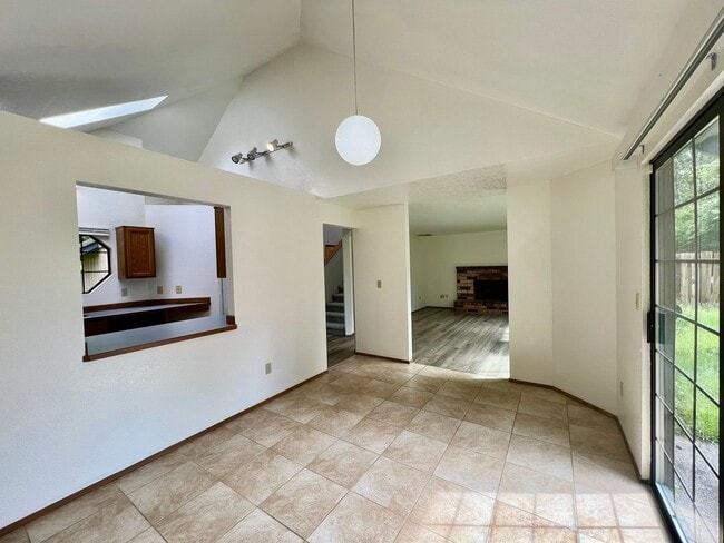 Building Photo - PENDING APPLICATION; New Paint & New Floor...