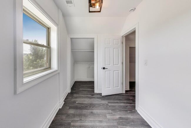 Building Photo - 3043 N Monticello Ave