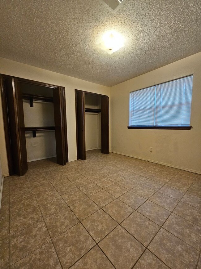 Building Photo - (3) Bed/(2) Bath Avail NOW! Pets Negotiable!