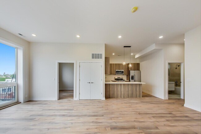 Building Photo - 2827 N Clybourn Ave