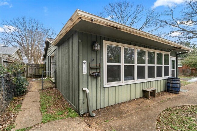 Building Photo - 1073 Ivy Rd