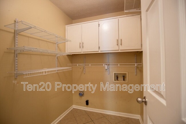 Building Photo - 7664 Northfield Dr