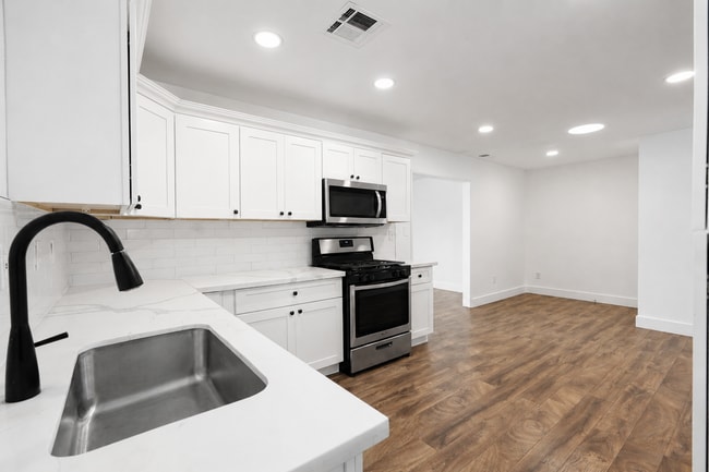 Building Photo - 8840 San Vicente Ave