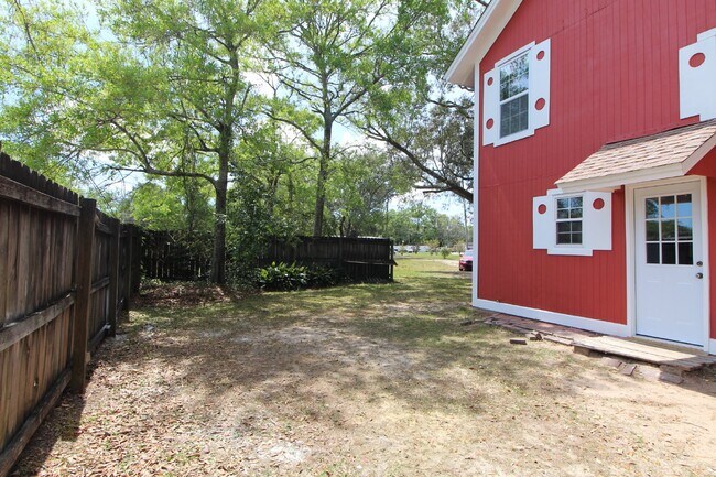 Building Photo - Two-story 2 bedroom townhouse in Northeast...