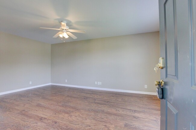 Building Photo - Hurry.  3 bed 2 bath 1 car under $1400