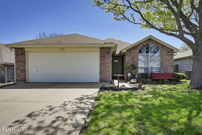 Building Photo - 1303 Hidden Oaks Dr