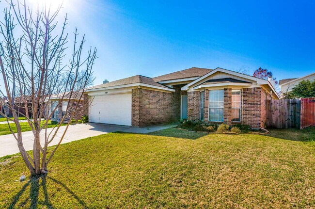 Building Photo - Adorable 3-Bed with Open Floor Plan & Dream Backyard