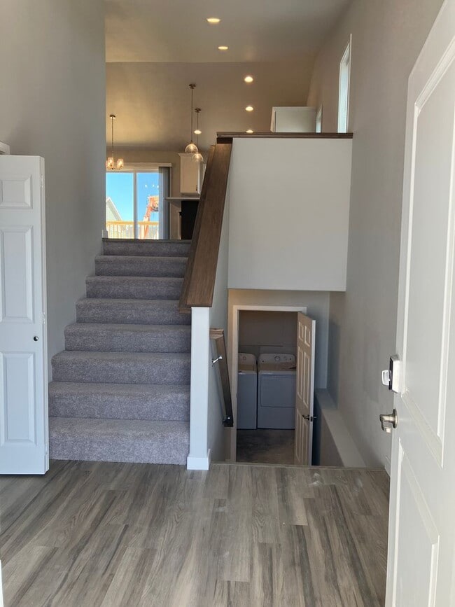 Building Photo - 4 Bed 3 Bath Single Family Home