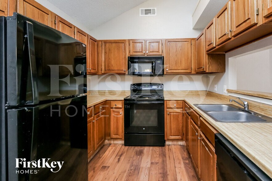 Building Photo - 2525 Butterfield Dr