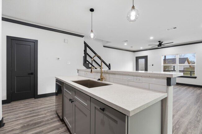 Building Photo - 911 Panama St