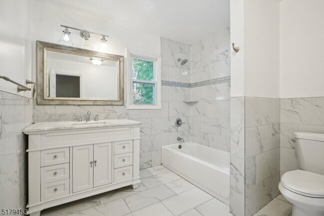 Building Photo - 4 Fern Ct