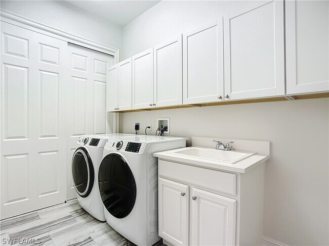 Building Photo - 4752 Stratford Ct