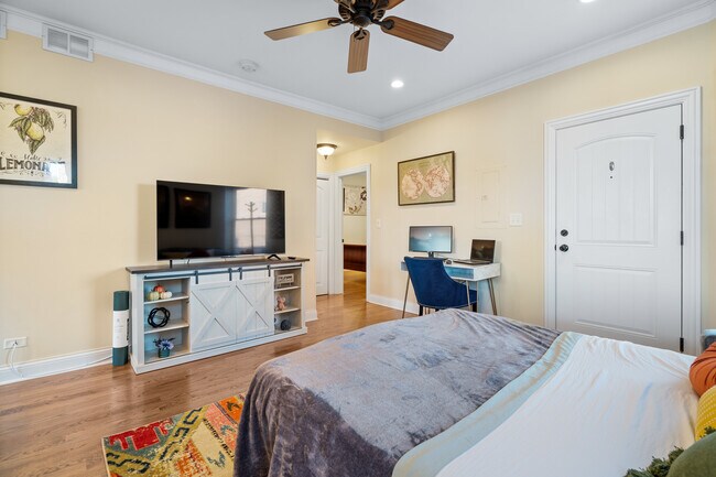 Building Photo - 2117 W Irving Park Rd